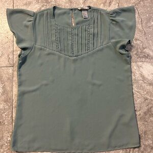 H&M Womens Blouse Green Short Cap Sleeve Crew Neck Pleated 8